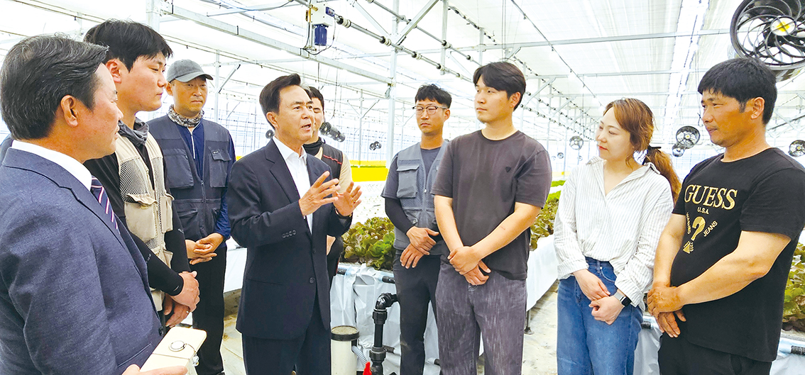 충남의 미래를 이야기하다 김태흠 충남지사가 6월 16일 부여 장암면 일대에 조성된 ‘청년농 맞춤형 스마트팜’ 단지를 방문해 청년농부들의 고충을 듣고 적극적인 뒷받침을 약속했다. 김지사는 이 자리에서 “청년들이 농업에 대한 열정만 갖고 있다면 교육을 통해서 돈 없이도 농업에 종사하고 시작할 수 있도록 적극적으로 돕겠다”고 말했다. 충남도는 내년까지 연간 5000만원 이상의 수익을 올리는 청년농부 3000명을 육성한다는 계획이다. 사진/농수축산신문 박나라 기자