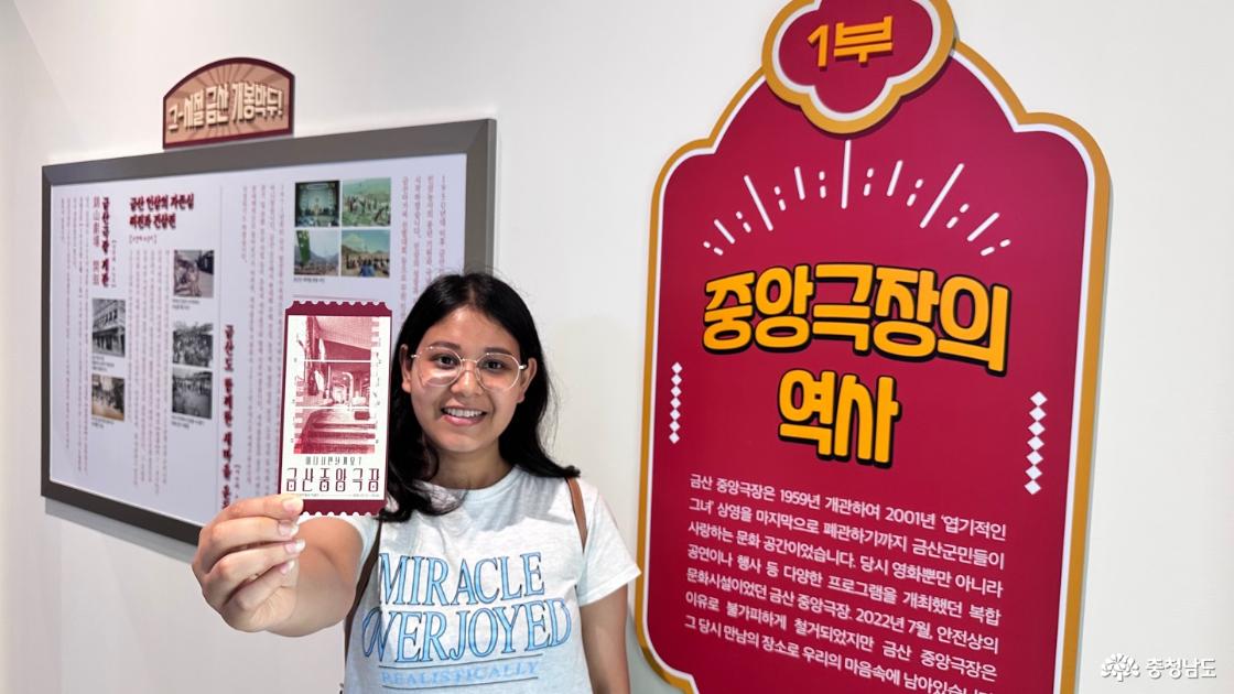 중앙극장에서 기념사진의 모습