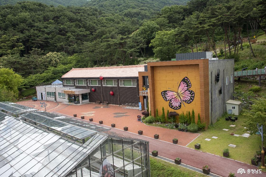 하늘데크에서 바라본 세 개 실내시설