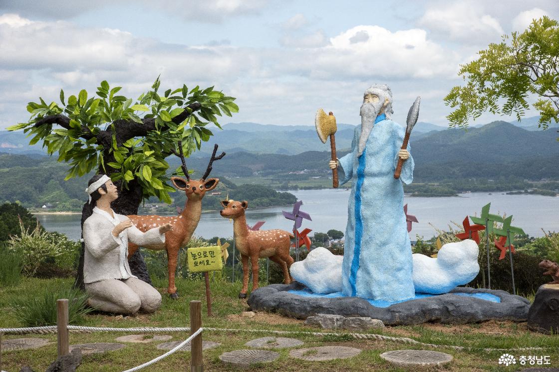 전시온실 밖 금도끼 은도끼 동화 속 장면을 재현해 놓은 인형들