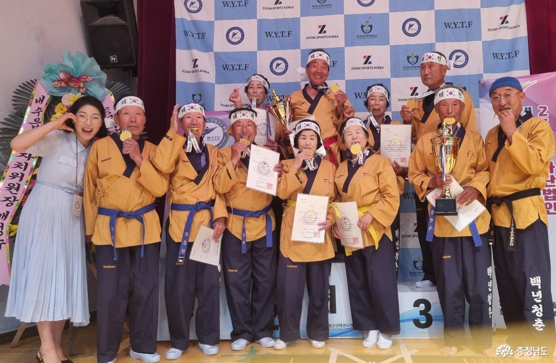 사)세계청소년태권도연맹 회장배 전국생활체육태권도대회’에서 단체 품새 부분 우수상을 수상한 서산시 운동재활센터 실버 태권도단