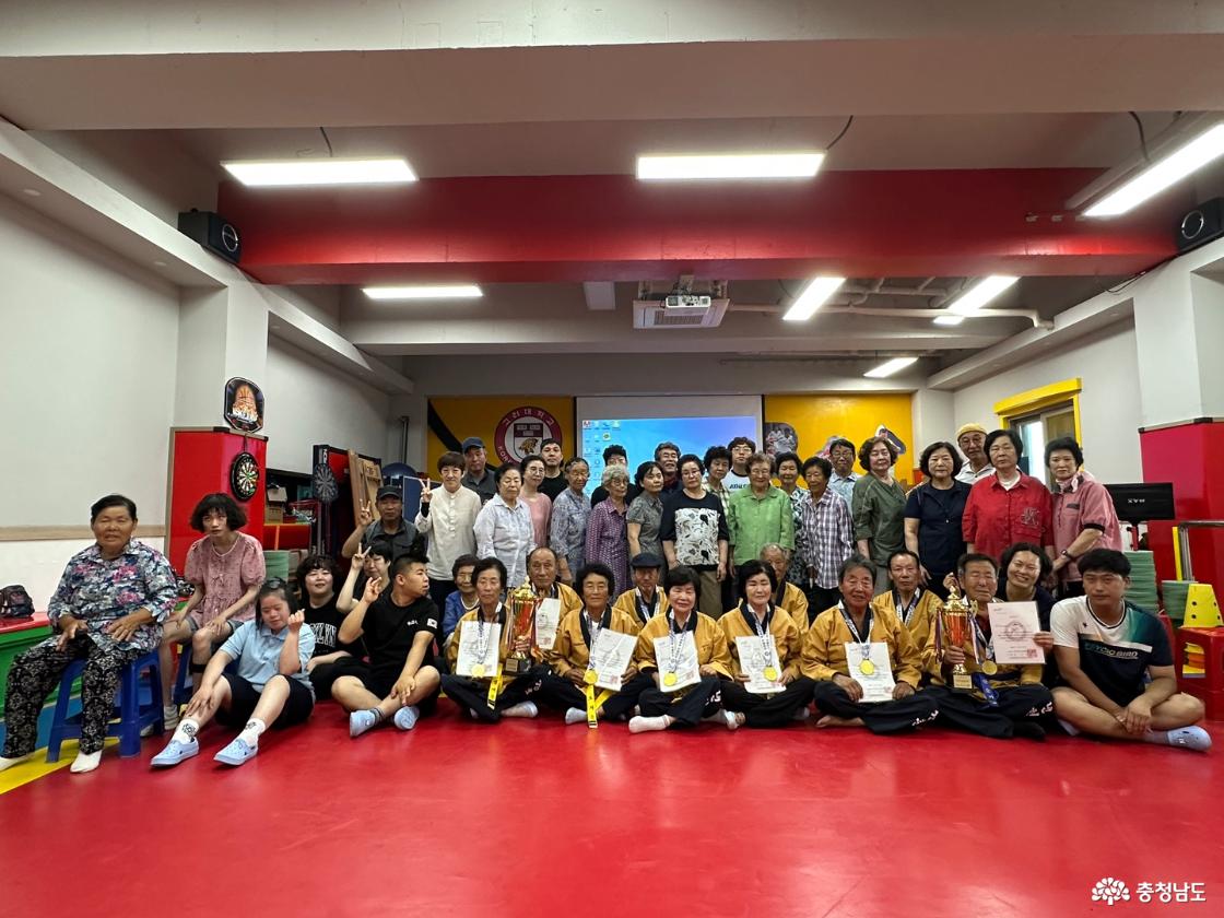 서산시 운동재활센터 실버 태권도단을 축하해주기 위해 모인 사람들