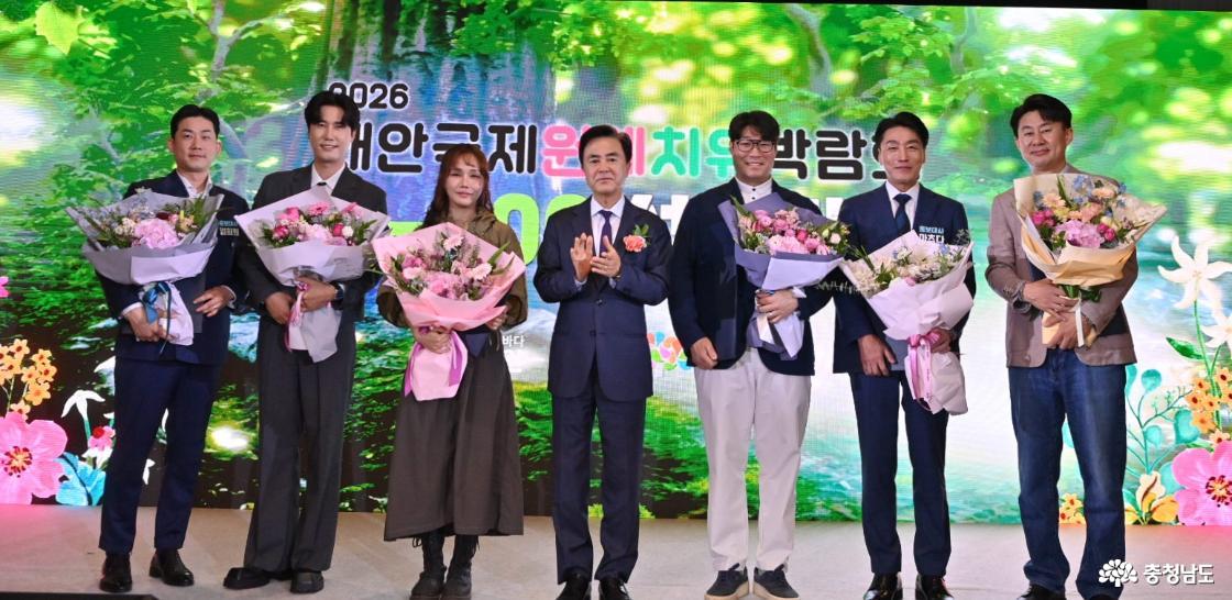 （左から）イム・ヒウォン、シン・ソン、リラン、キム・テフム知事、オ・セドゥク、マツダ、ナム・ヒソク