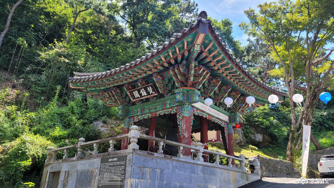 충남 논산 용암사 범종각 전경.