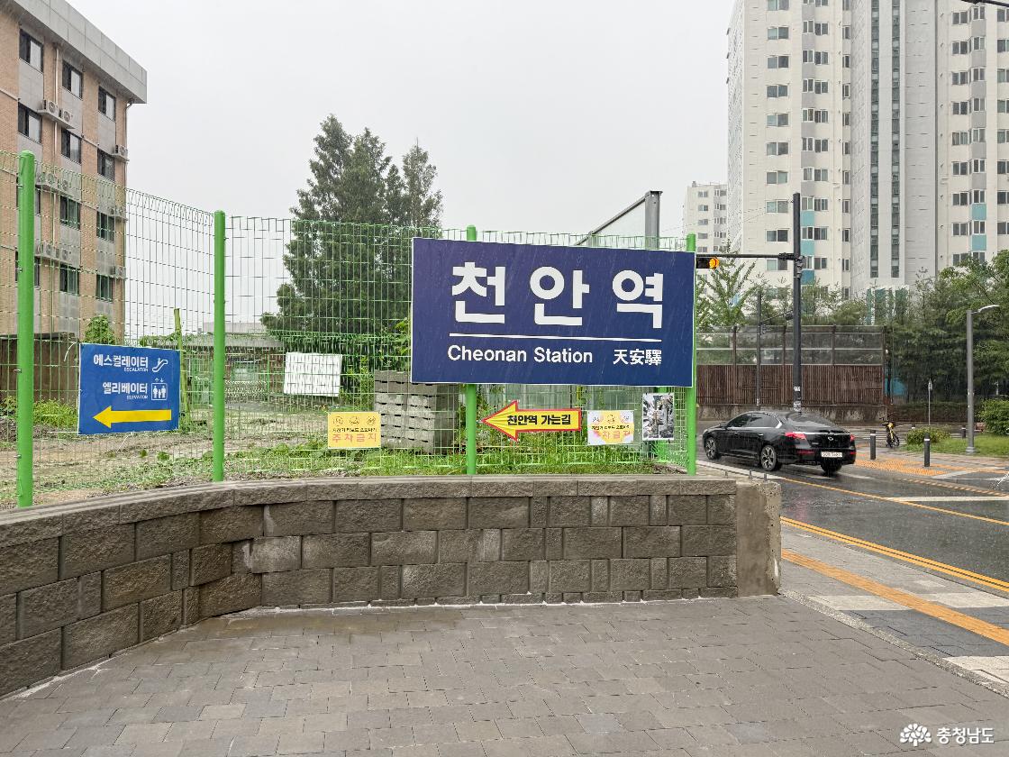 임시출구를 알리는 표지판