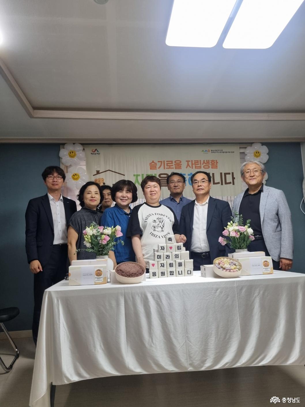 축하해주기 위해 모인 분들(오른쪽 첫번째 서림케어드림 임태성 원장) 