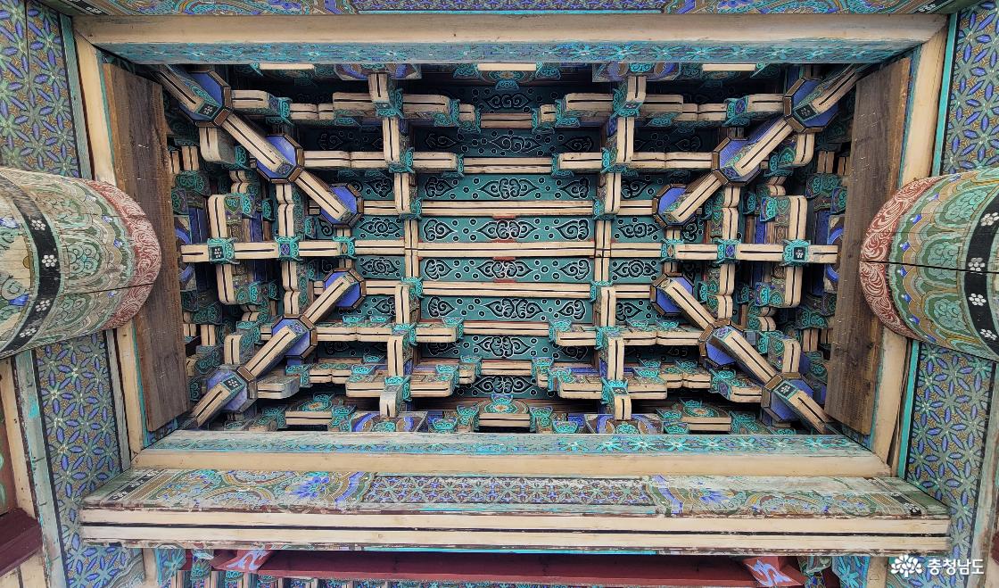 천년고찰 논산 관촉사 일주문 천정의 단청.