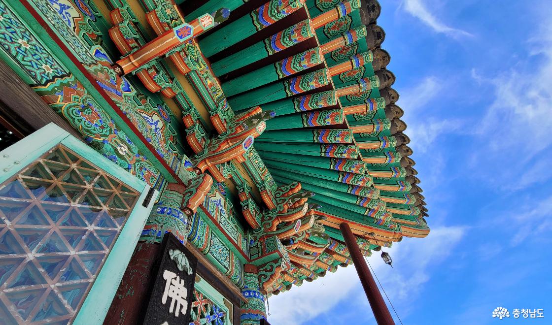 천년고찰 논산 관촉사 대광면전의 공포와 화려한 단청.
