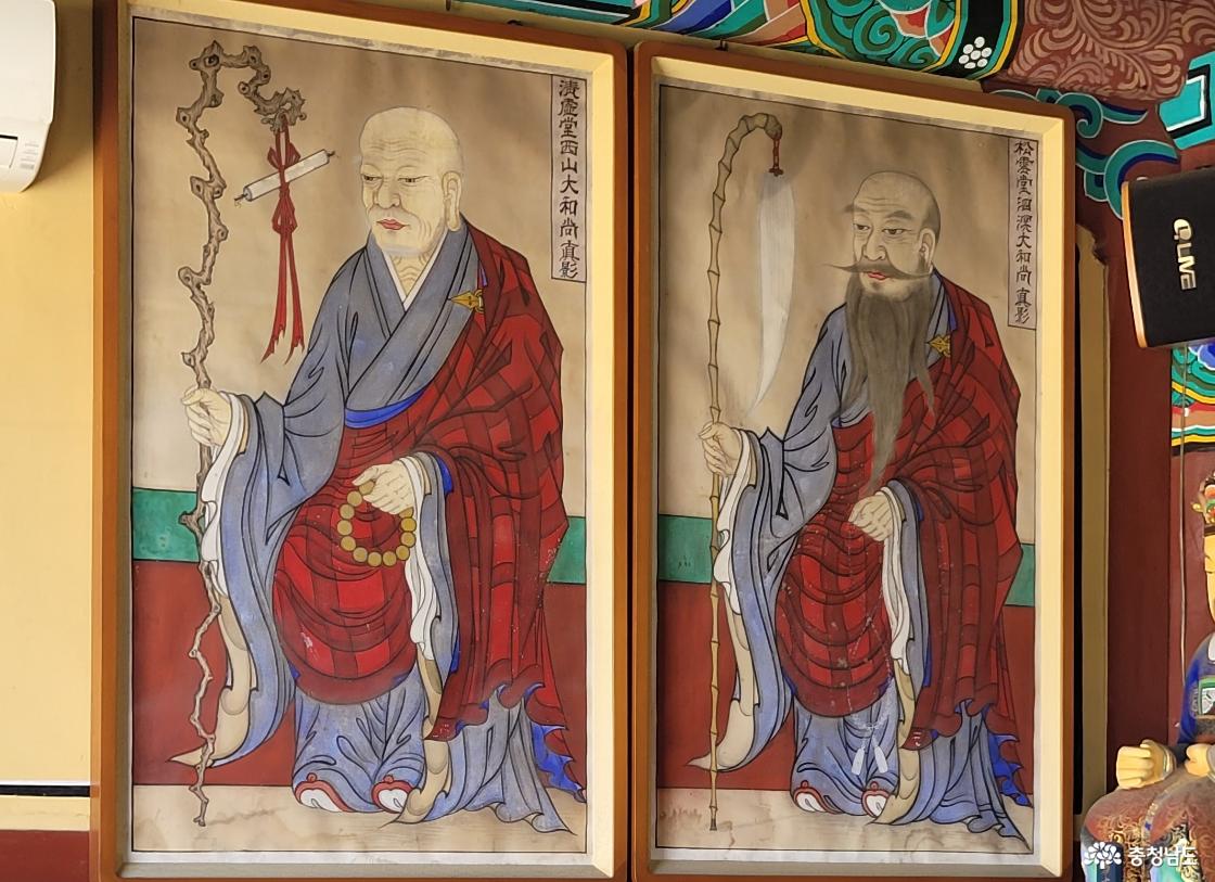 천년고찰 논산 관촉사 명부전의 서산대사(왼쪽)과 그의 제자 사명당의 진영.
