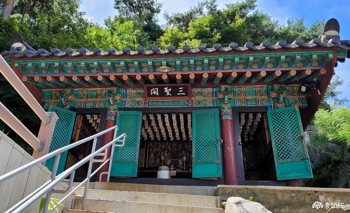 천년고찰 논산 관촉사 삼성각. 아래 영험한 효력의 돌이 있다.