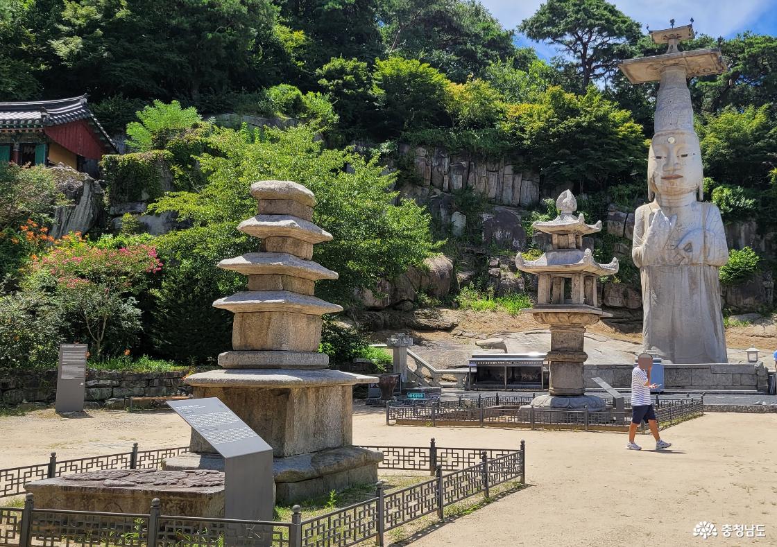 천년고찰 논산 관촉사 은진미륵과 일직선상의 석등과 석탑.