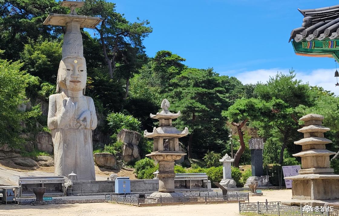 천년고찰 논산 관촉사 은진미륵과 일직선상을 이루는 석등과 석탑.
