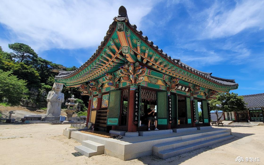 천년고찰 논산 관촉사 미륵전. 뒤로 석조미륵보살입상(은진미륵)이 보인다.
