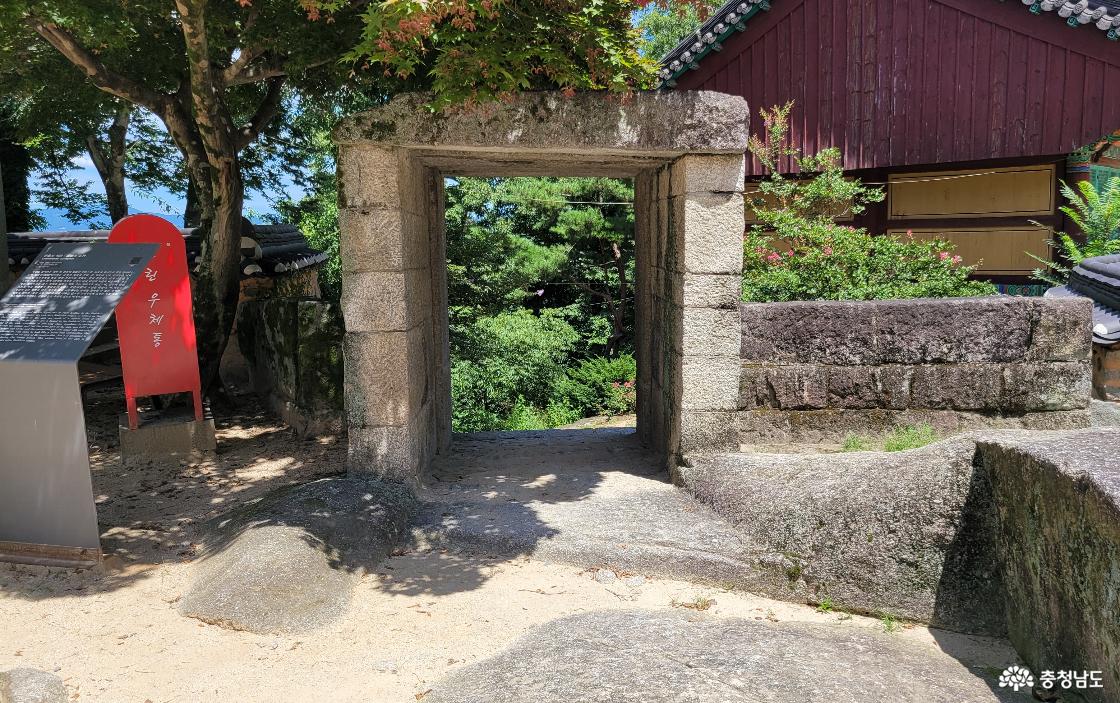 천년고찰 논산 관촉사 경내에서 바라본 석문.