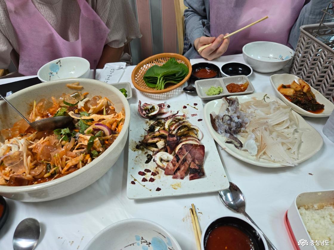 통오징어 찜, 오징어 물회, 오징어 회가 차려진 테이블