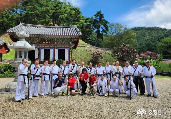 보석사를 배경으로 찍은 단체 사진