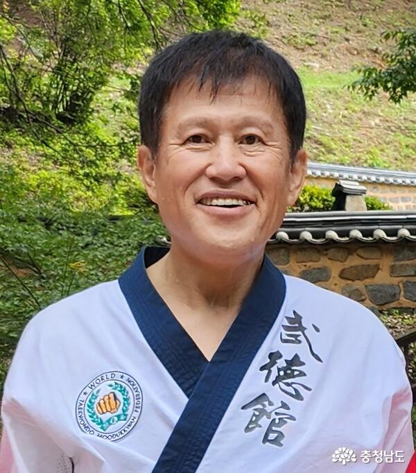 선장무예 창시자인 오노균 교수의 도복을 입은 사진
