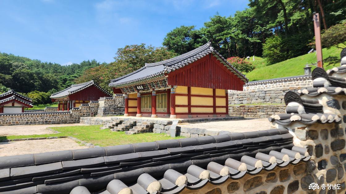 담장너머로 보이는 모습