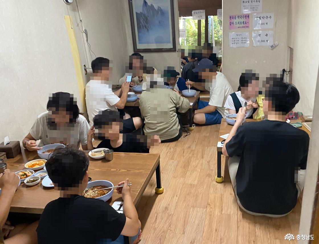 방에서 식사를 하는 손님들