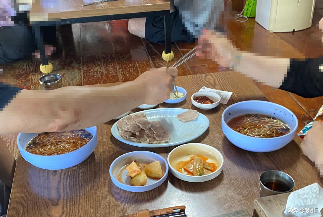 막국수와 수육을 먹는 사진