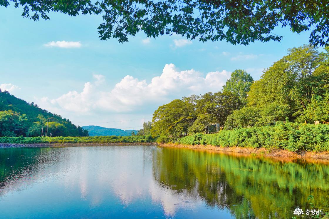 반영이 아름다운 저수지