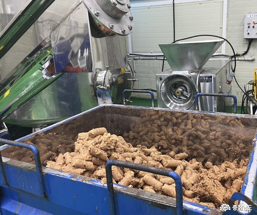 梨加工業者で梨を搾汁した後に出る副産物である「梨搾汁粕」