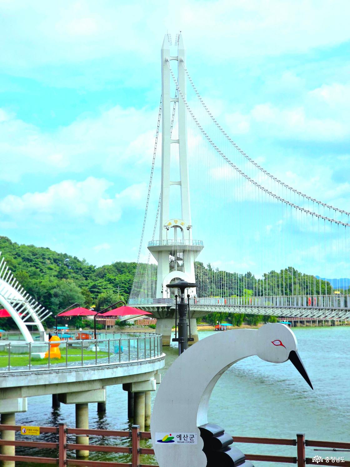 예산 메타세쿼이아길 인근 예당호 출렁다리와 쉼터 사진입니다.