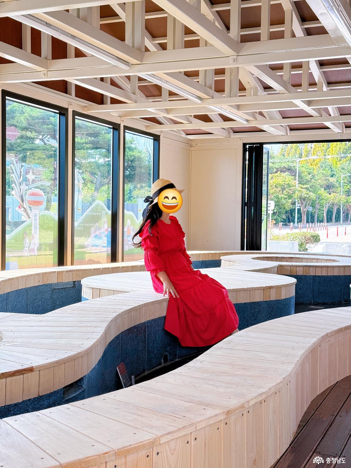 덕산온천족욕장 내부를 배경으로 방문객을 촬영한 사진입니다.