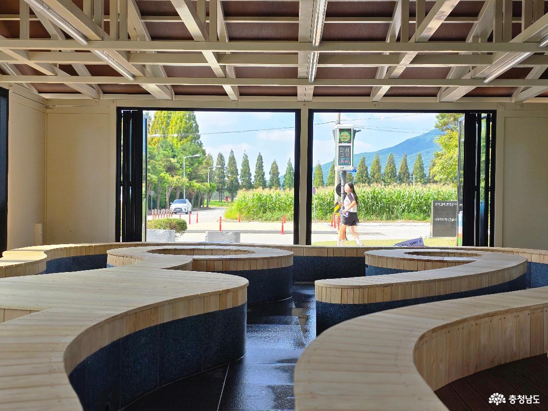 덕산온천족욕장 내부에서 바라본 밖의 풍경 사진입니다.