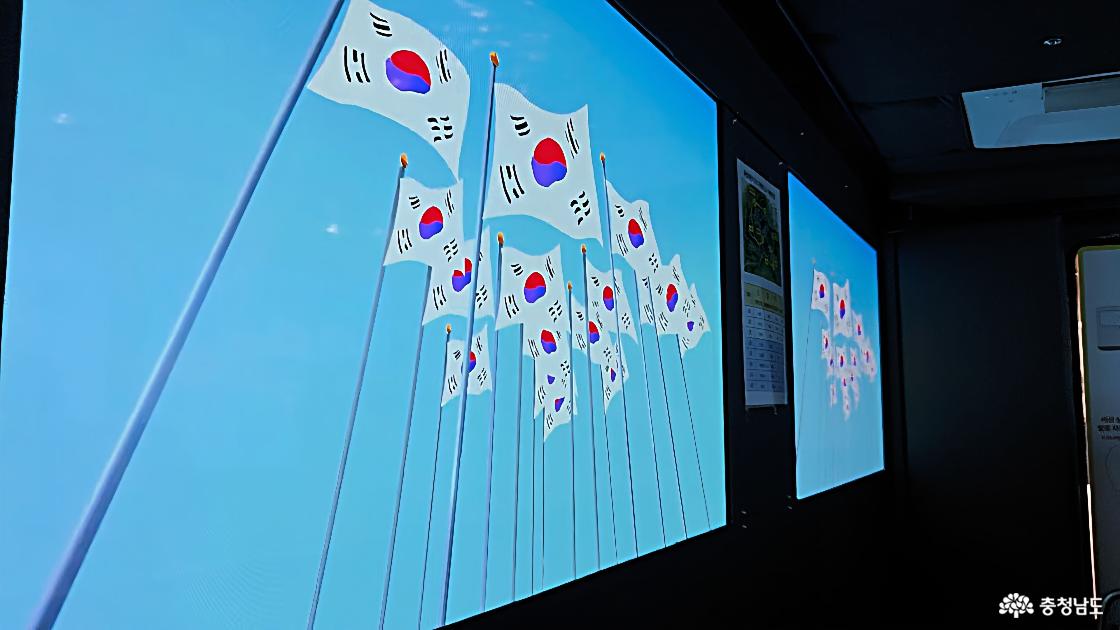 독립부릉이 2호차(뒷 칸) 내부 화면에 맑은 하늘에 태극이들이 휘날리는 그림이 나와요.