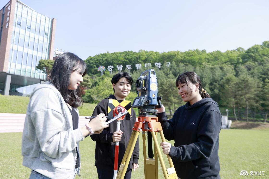 충남도립대 토지행정학과 학생들의 실무교육 사진입니다.