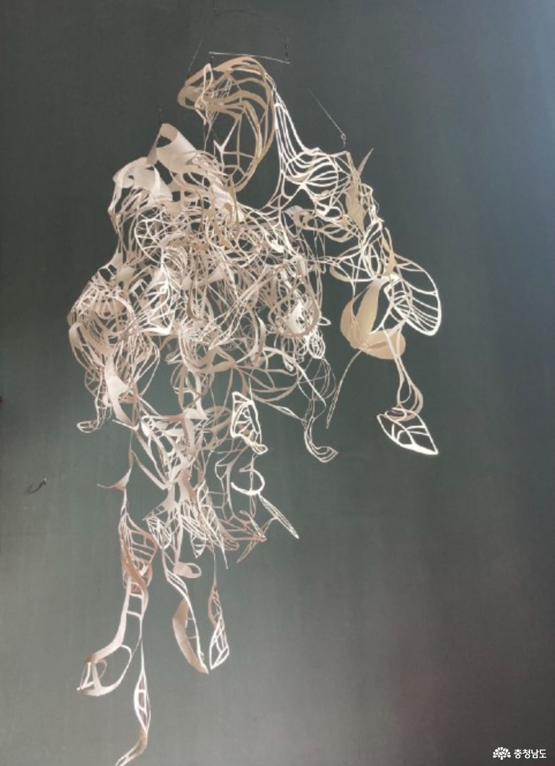 네리트 바움 Nerit Baum Castle in mid air, cut paper, wire, swivel ca. 60 x 60 x 100 cm, 2024 