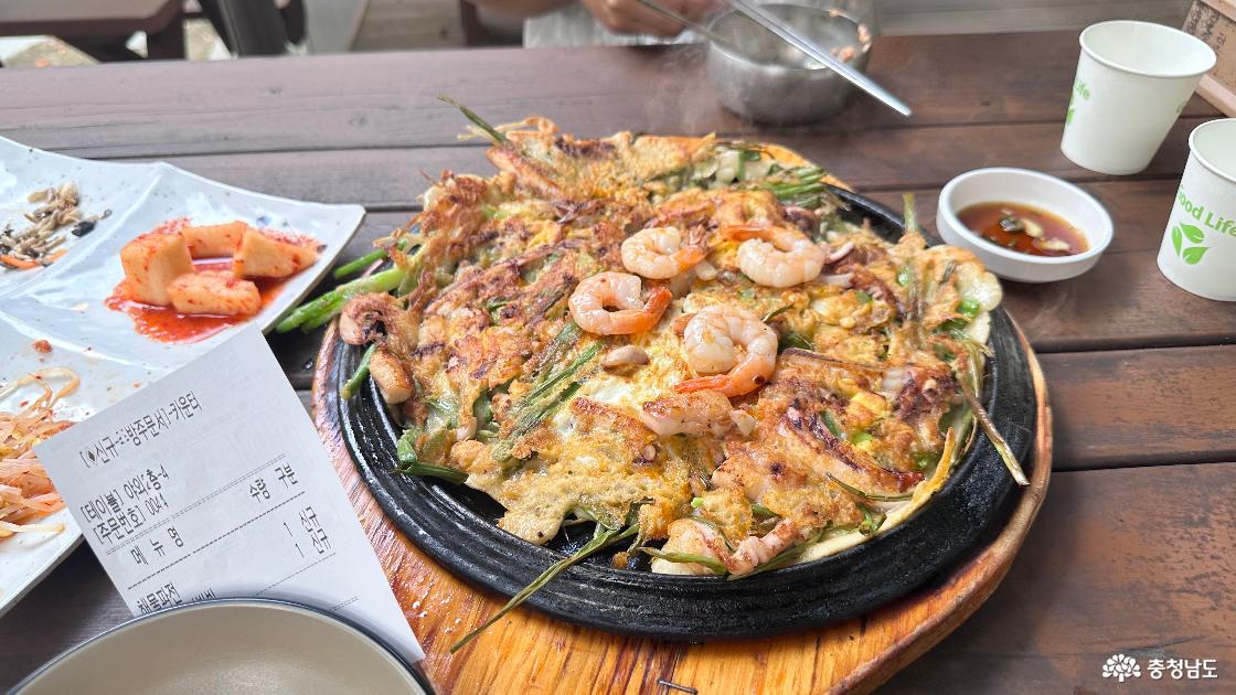 식당에서 식사하는 모습