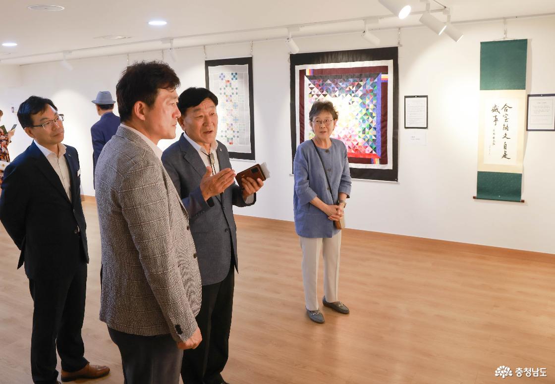 작품 설명하는 최차열 지회장