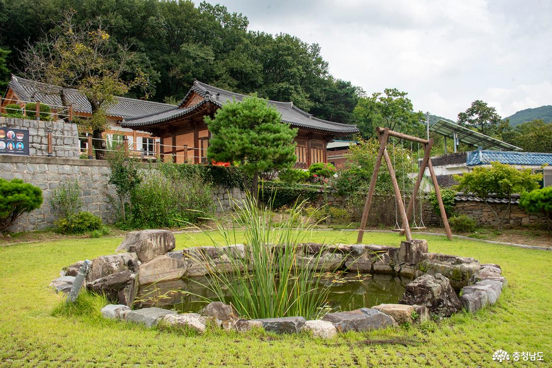 송암사 앞의 작은 연못