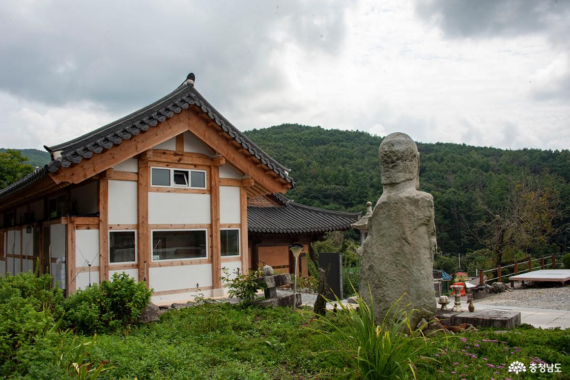 석불의 후면 모습