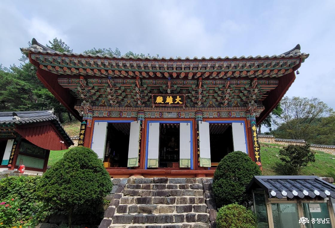 천년고찰 금산 보석사 대웅전.