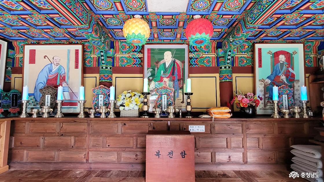 천년고찰 금산 보석사 조사전의 조구대사와 사명당, 휴정대사 영정.