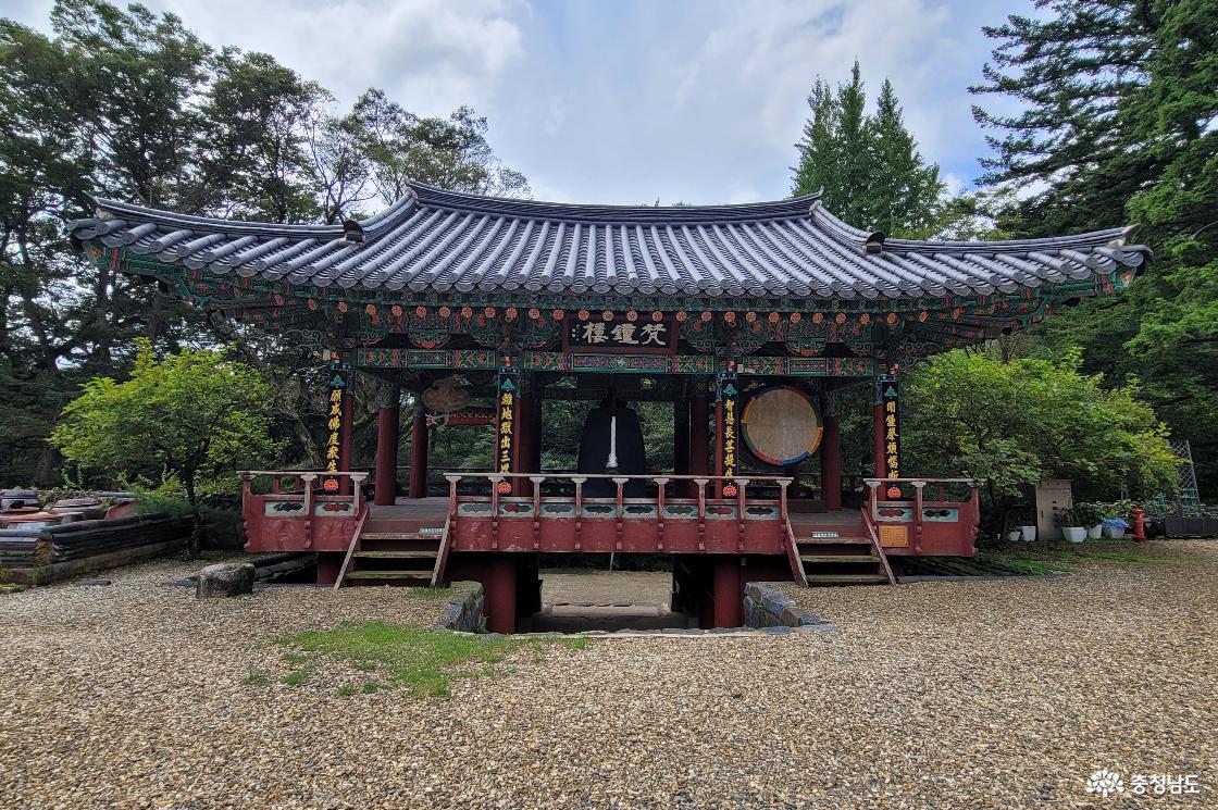 천년고찰 금산 보석사 범종루.