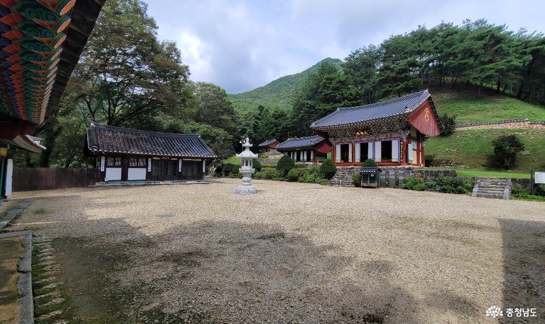 천년고찰 금산 보석사 전경.