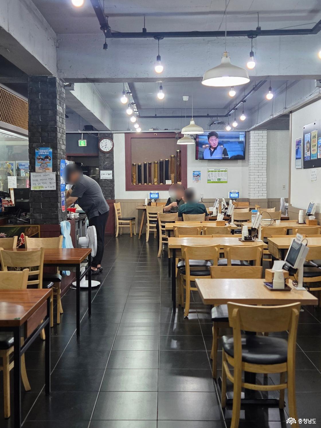 내부 모습입니다. 정말 청결했습니다. 바닥 타일의 윤기가 사진에 담길정도였으니까요!