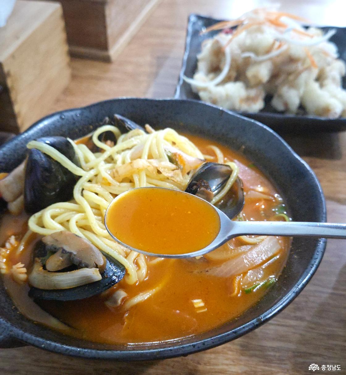 짬뽕 국물이 정말 끝내주더라고요. 얼큰칼칼하니! 이런 퀄리티가 8천원밖에 안한다니!!주변사람들에게 무조건 추천!