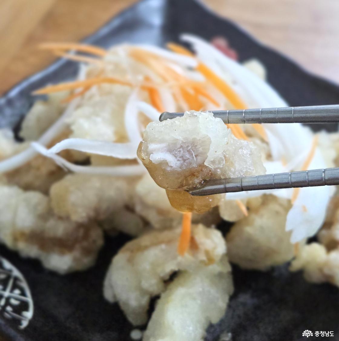 탕수육은 찹쌀탕수육으로 고기육즙이 잘 살아있으면서도 쫄깃했어요.