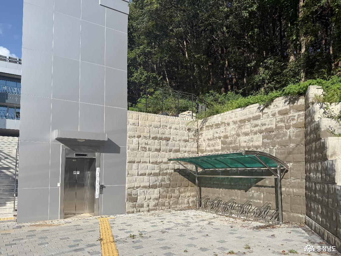 야외 엘리베이터와 자전거 거치대
