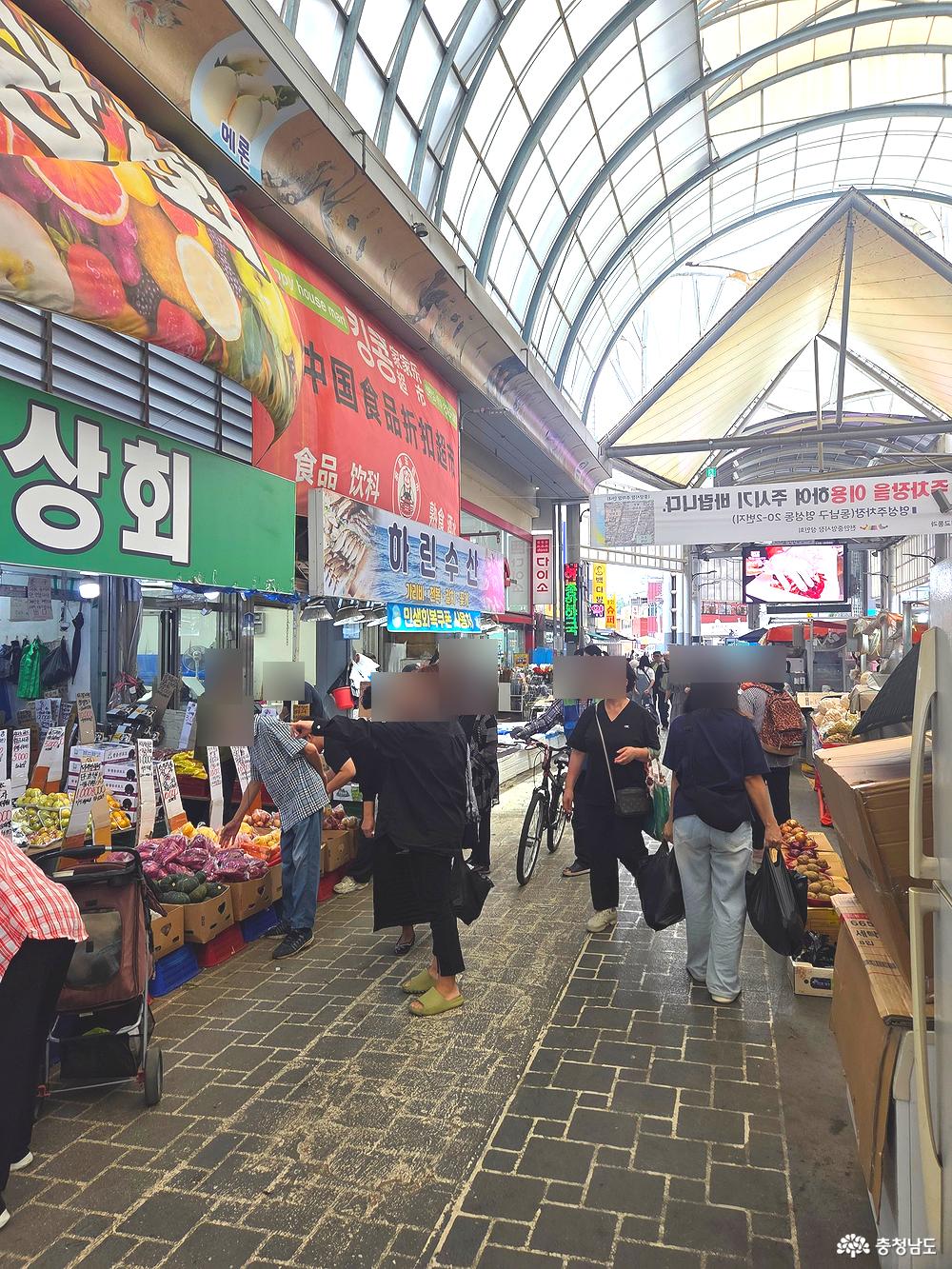 천안중앙시장은 현대화 사업으로 시장 골목 안쪽 전부 천장아케이드가 설치되어 있어, 날씨에 구애받지 않고 장보기가 가능합니다.