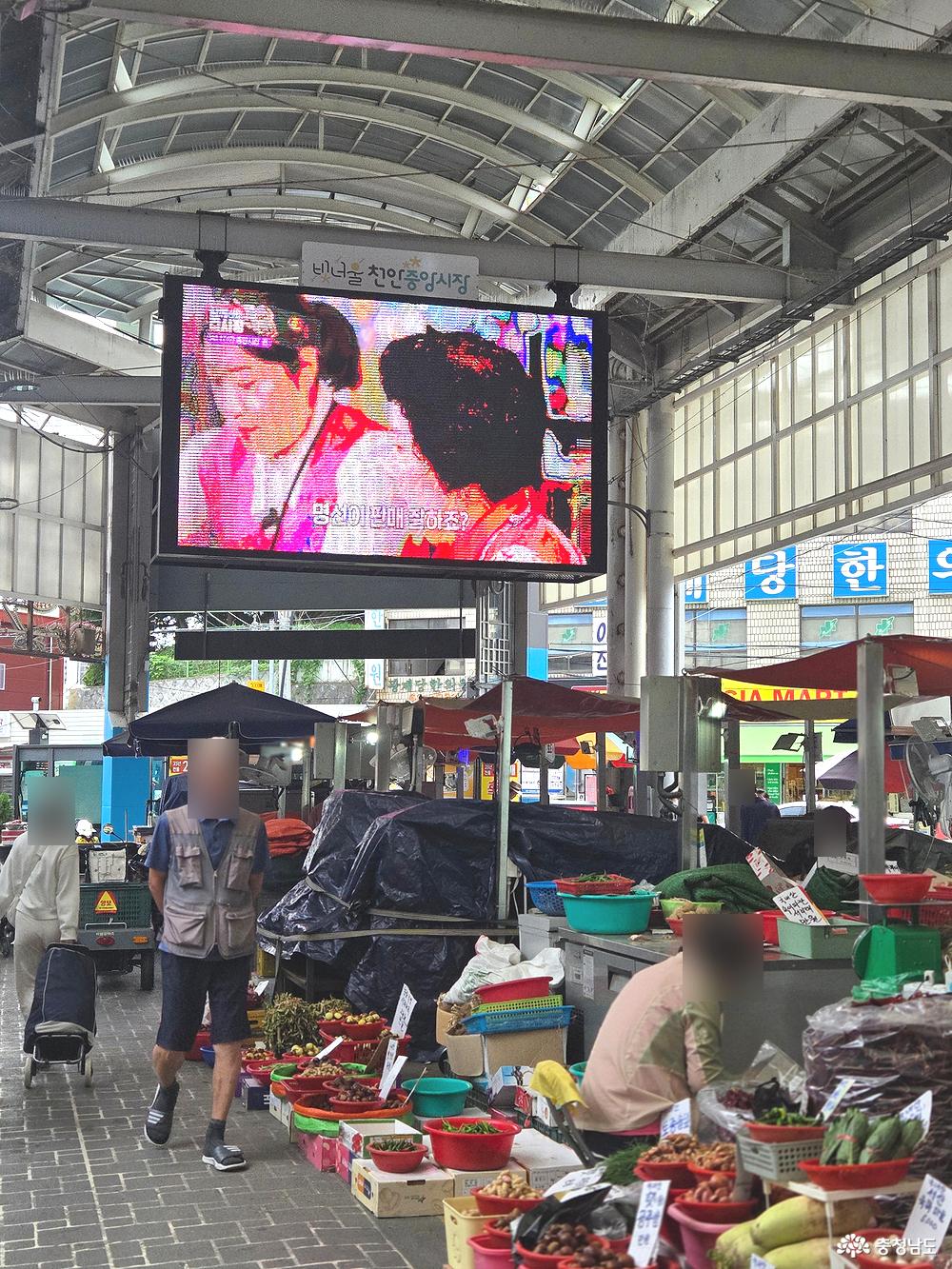 사람들이 제일 많이 출입하는 남문 바로 안쪽 모습입니다. 시장을 홍보하는 대형전광판이 있어서 구경하는 재미가 있답니다!