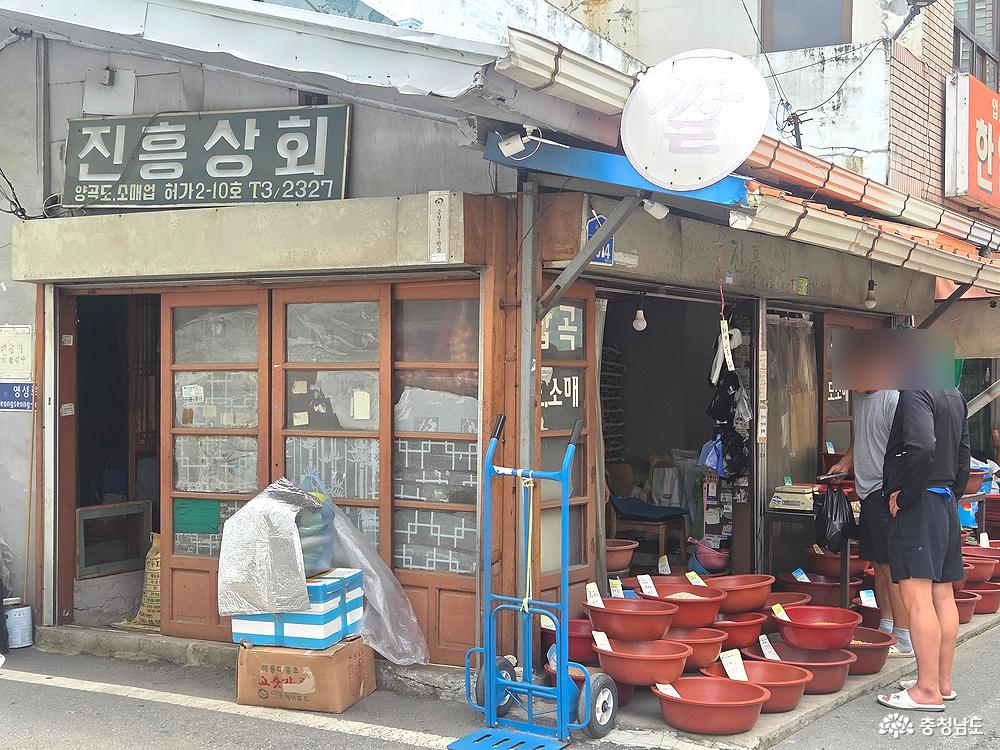 80년대 방앗간을 연상시키는 곡물을 파는 노포의 모습이에요. 단골이 꽤 많아보이더라고요