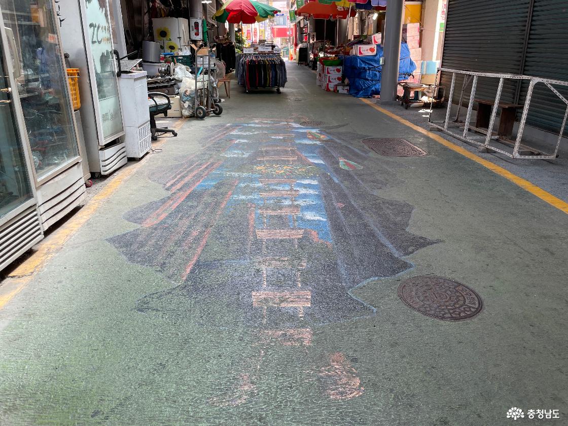 천안역전시장 바닥에 그려진 아트를 담은 사진