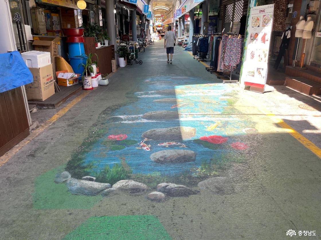 천안역전시장 바닥에 그려진 아트를 담은 사진