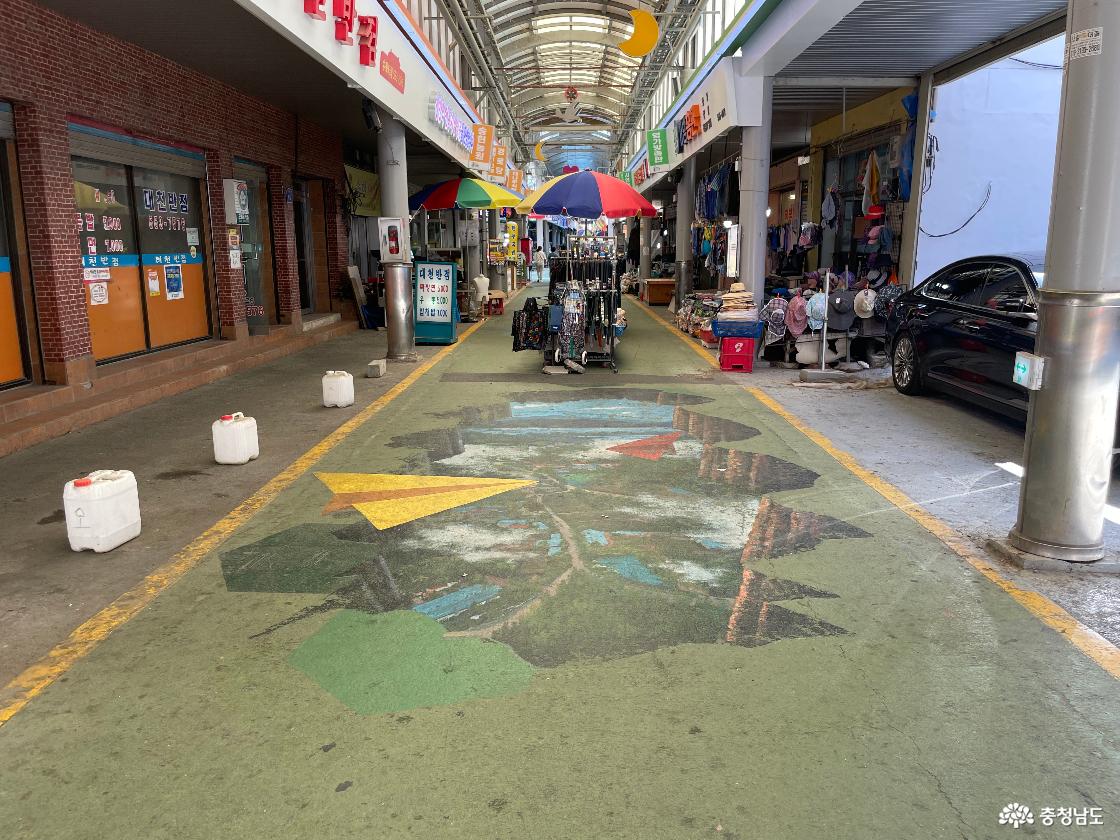 천안역전시장 바닥에 그려진 아트를 담은 사진